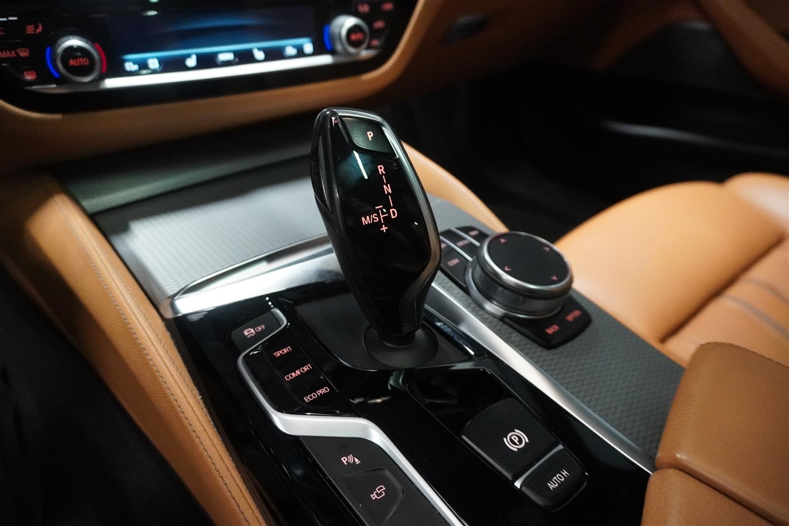 Touring M Sport Innovation Drag Pano H K HUD_15