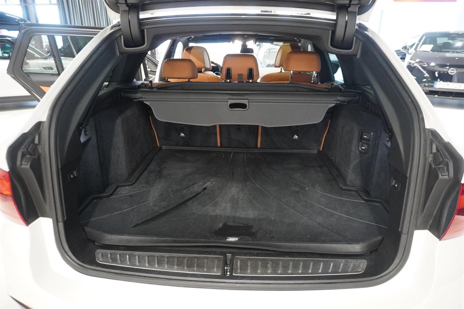 Touring M Sport Innovation Drag Pano H K HUD_24