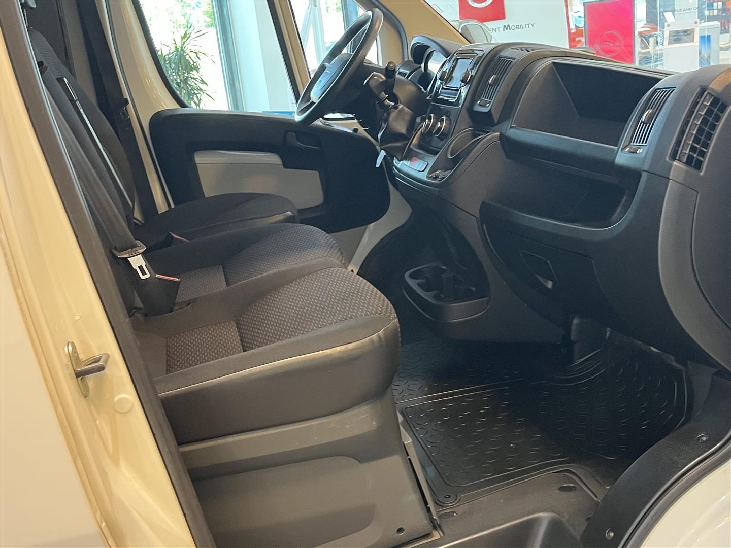 Peugeot Boxer Van 335 2.0 BlueHDi 131hk_6