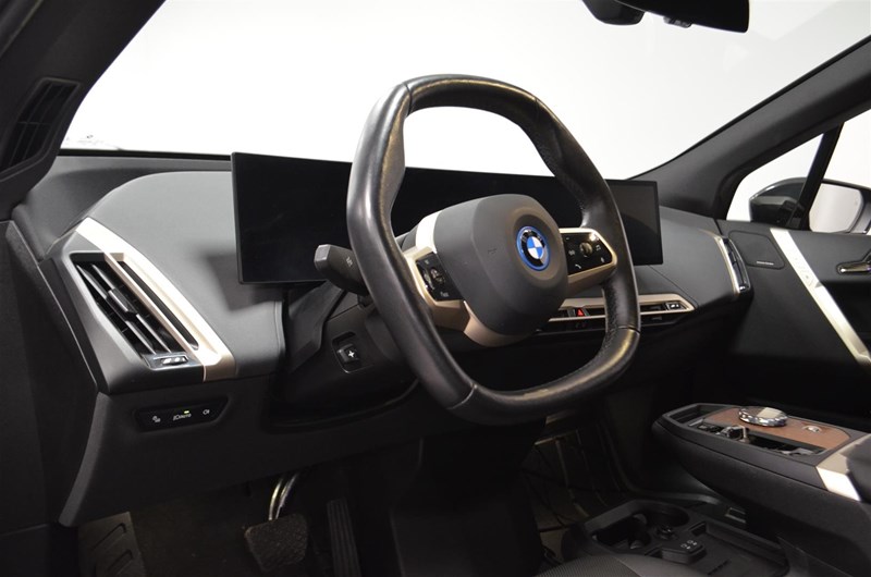 BMW iX xDrive40 Innovation Exclusive Comfort 22 hk Drag_1