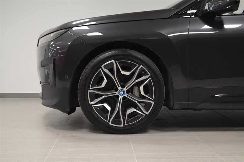 BMW iX xDrive40 Innovation Exclusive Comfort 22 hk Drag_3