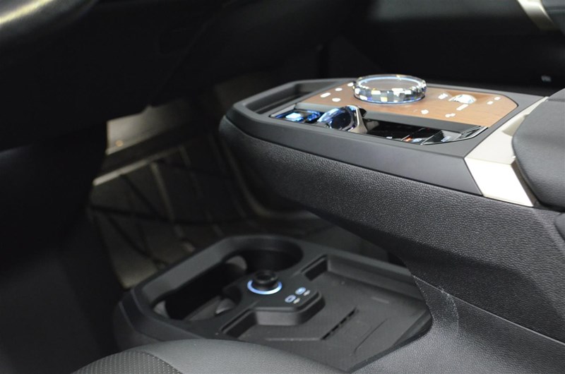 BMW iX xDrive40 Innovation Exclusive Comfort 22 hk Drag_16